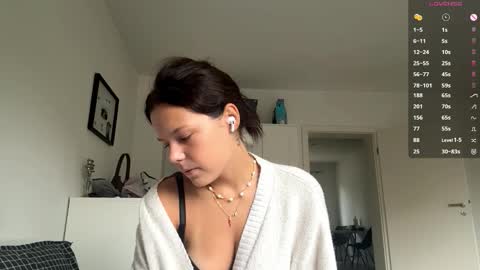 Mia online show from 10-11-25, 07:07