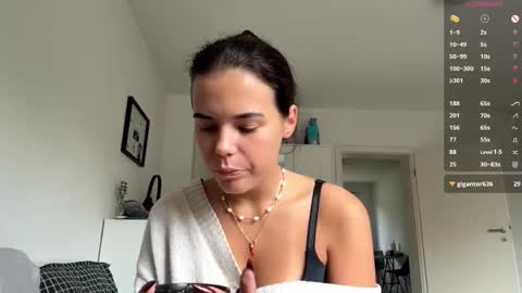 Mia online show from 10-12-25, 07:40