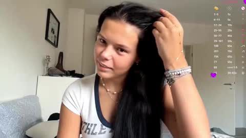 Mia online show from 11-08-25, 09:09