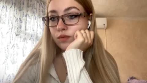 Snapshot of winnifredtrudillo chatting on 09-17-25, 08:38 Kris online show from 09-17-25, 08:38
