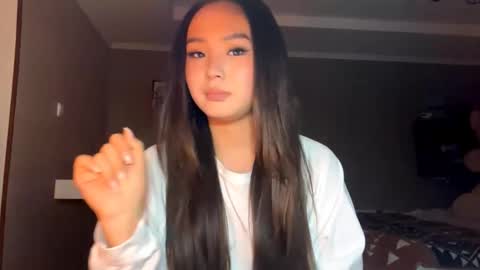 Snapshot of winterluchini chatting on 10-25-25, 02:24 Amina online show from 10-25-25, 02:24