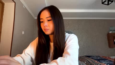 Snapshot of winterluchini chatting on 10-26-25, 04:40 Amina online show from 10-26-25, 04:40