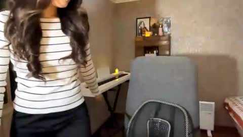 Snapshot of winterluchini chatting on 10-29-25, 02:19 Amina online show from 10-29-25, 02:19