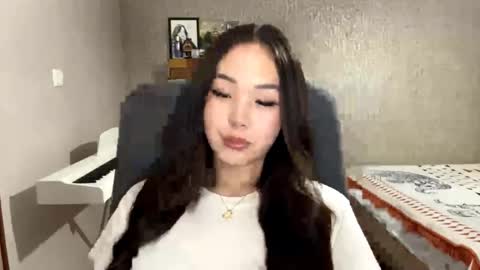 Snapshot of winterluchini chatting on 10-31-25, 02:51 Amina online show from 10-31-25, 02:51