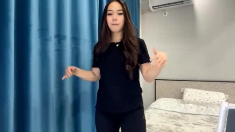 Snapshot of winterluchini chatting on 11-12-25, 02:39 Amina online show from 11-12-25, 02:39