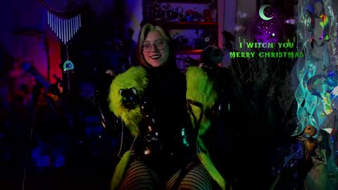 Snapshot of witch_fiona chatting on 12-21-24, 08:00 Goddess of two strapons  - Mr. long Don Mr. Pinky online show from 12-21-24, 08:00