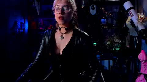 Snapshot of witch_fiona chatting on 02-18-25, 07:09 Goddess of two strapons  - Mr. long Don Mr. Pinky online show from 02-18-25, 07:09