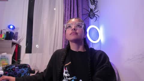 Snapshot of witchofhearts chatting on 12-22-24, 05:12 Luna Violeta A r t i s t online show from 12-22-24, 05:12