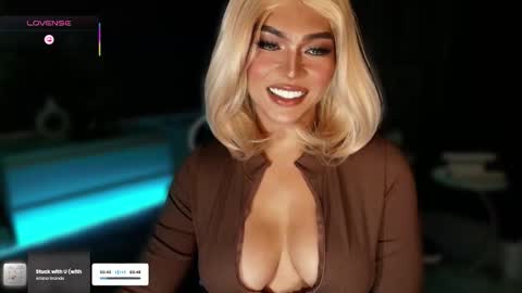 Snapshot of womanofyourdesire_ts chatting on 10-24-25, 05:59 Julia online show from 10-24-25, 05:59