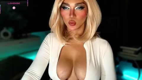 Snapshot of womanofyourdesire_ts chatting on 11-08-25, 03:29 Julia online show from 11-08-25, 03:29