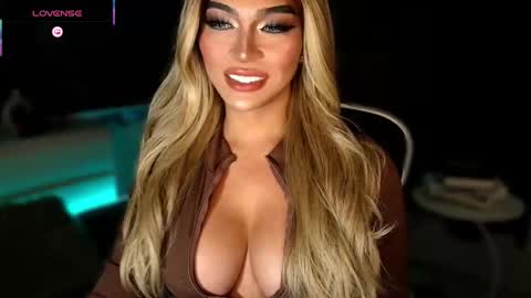 Snapshot of womanofyourdesire_ts chatting on 11-22-25, 08:08 Julia online show from 11-22-25, 08:08