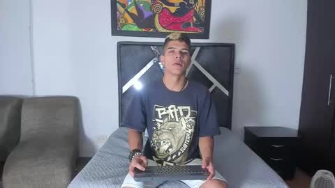 Snapshot of wyatt_2 chatting on 10-16-25, 11:33 wyatt online show from 10-16-25, 11:33