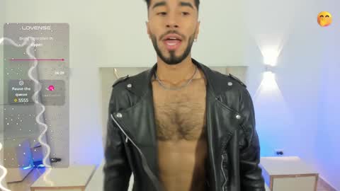 Snapshot of xander_tay chatting on 01-14-25, 08:37 ISSANDER online show from 01-14-25, 08:37