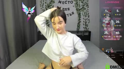 Snapshot of xangel_bunny_x chatting on 10-23-25, 06:17 Lola online show from 10-23-25, 06:17