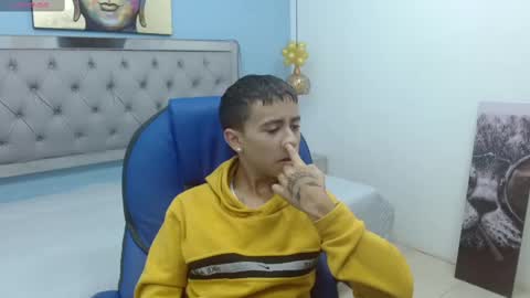 Snapshot of xavii_18_ chatting on 01-23-25, 12:30 xavii_18_ online show from 01-23-25, 12:30