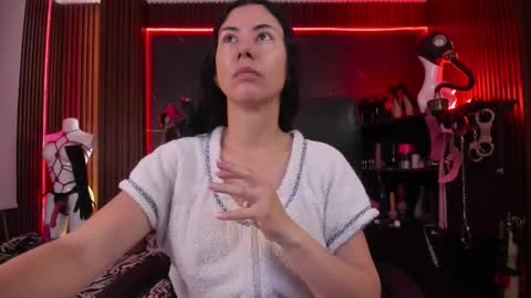 Snapshot of xiaqueen chatting on 10-22-25, 11:21 XiaQueen I M online show from 10-22-25, 11:21