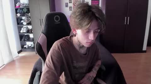 Snapshot of xice_boy chatting on 02-10-26, 02:43 xIce Boy online show from 02-10-26, 02:43