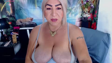 Snapshot of xiomystone chatting on 10-04-25, 02:37 XIOMY give LIKE on my page online show from 10-04-25, 02:37