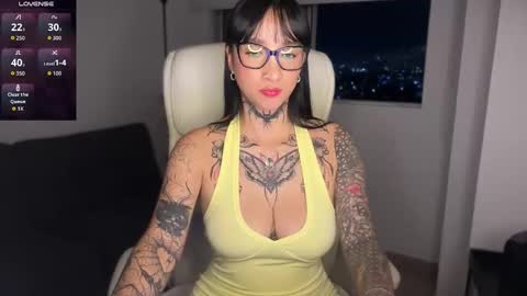 Snapshot of xisisxx chatting on 11-19-25, 12:10 xisisxx online show from 11-19-25, 12:10