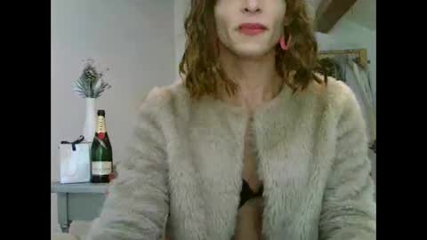 Snapshot of xlecram chatting on 11-16-25, 01:17 Wendy online show from 11-16-25, 01:17