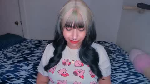 Snapshot of xocurvyrae chatting on 01-06-25, 05:41 Rae online show from 01-06-25, 05:41