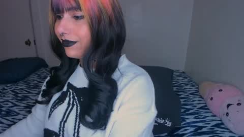 Snapshot of xocurvyrae chatting on 02-16-25, 02:20 Rae online show from 02-16-25, 02:20