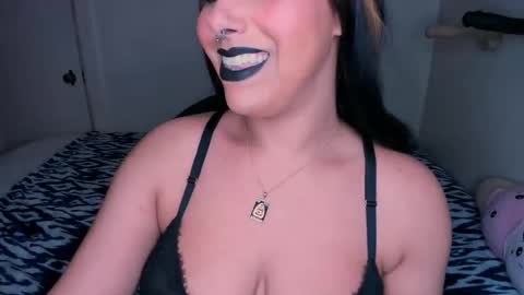 Snapshot of xocurvyrae chatting on 03-09-25, 01:46 Rae online show from 03-09-25, 01:46