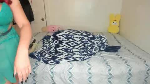 Snapshot of xocurvyrae chatting on 04-07-26, 02:45 Rae online show from 04-07-26, 02:45