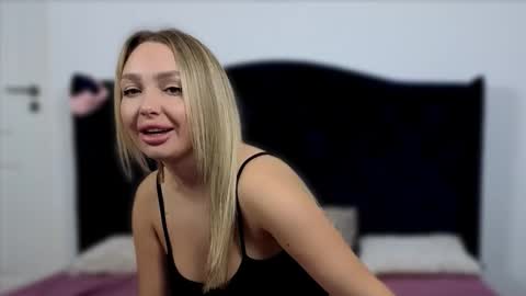 AnnaMaee online show from 10-30-25, 06:41