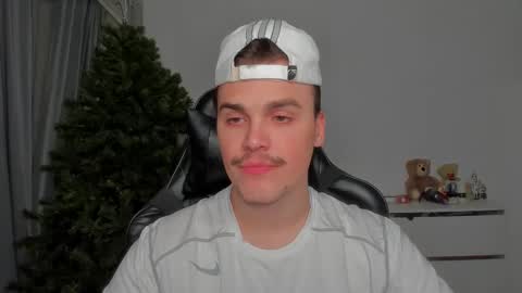 Snapshot of xx_raul_xx_ chatting on 01-19-26, 12:25 raul online show from 01-19-26, 12:25