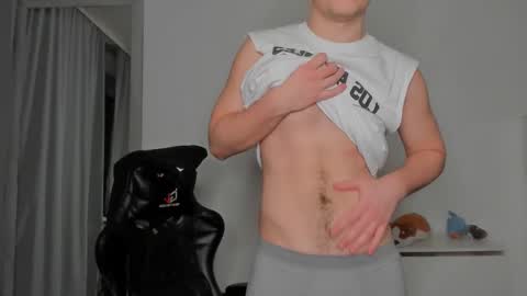 Snapshot of xx_raul_xx_ chatting on 02-21-26, 03:35 raul online show from 02-21-26, 03:35