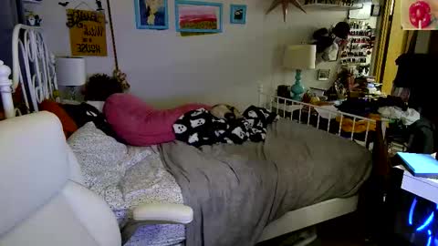 Snapshot of xxstrawberryjanexx chatting on 10-28-25, 04:16 Strawberry Jane online show from 10-28-25, 04:16