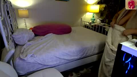 Snapshot of xxstrawberryjanexx chatting on 11-18-25, 04:28 Strawberry Jane online show from 11-18-25, 04:28