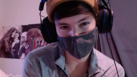 Snapshot of xxwhitefoxx chatting on 10-17-25, 02:59 David Fox online show from 10-17-25, 02:59