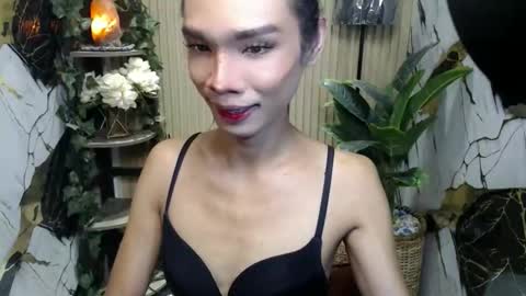 Snapshot of xxxfuckgirlyumsxxx chatting on 12-21-25, 05:25 Your Princess Yums online show from 12-21-25, 05:25