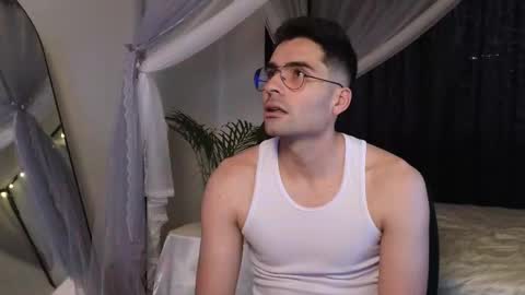 Snapshot of xxxvandersexxx chatting on 02-05-26, 01:05 July and Fer online show from 02-05-26, 01:05