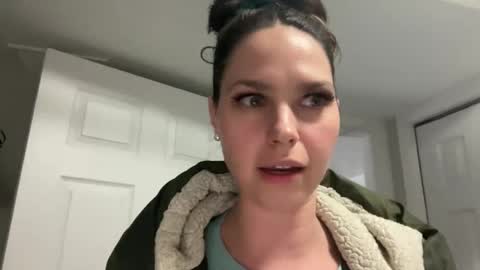 Snapshot of xyleialuv chatting on 02-22-25, 09:15 Xylea Luv online show from 02-22-25, 09:15