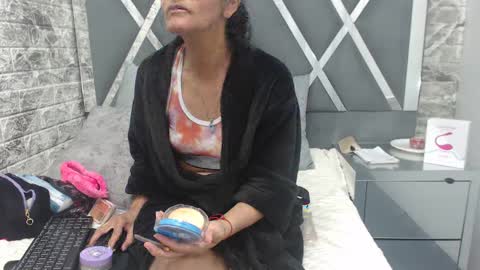 Snapshot of yanetrose chatting on 10-14-25, 03:18 yanetrose online show from 10-14-25, 03:18