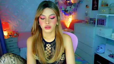 Snapshot of yang_audreylone chatting on 10-20-25, 01:28 YANG AUDREY LONE online show from 10-20-25, 01:28