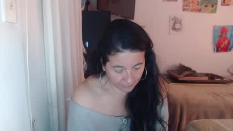 Snapshot of yasmin_love85 chatting on 11-11-25, 02:06 yasmin_love85 online show from 11-11-25, 02:06