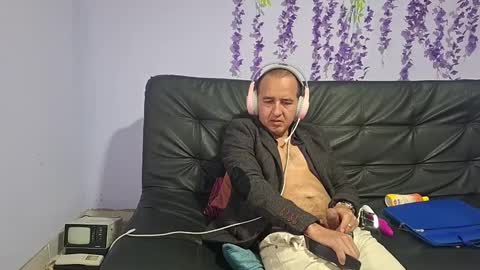 Hazzan online show from 11-17-25, 04:13