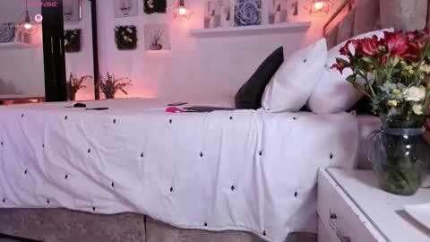 Snapshot of yellow_lily chatting on 09-25-25, 04:00 yellow_lily online show from 09-25-25, 04:00