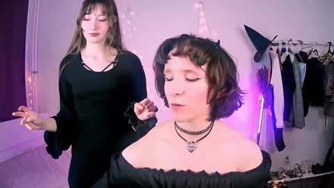 Snapshot of yellow_songbird chatting on 03-22-26, 05:38 Liya online show from 03-22-26, 05:38