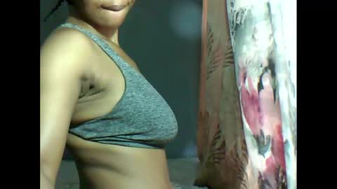 Snapshot of yoncexx25 chatting on 02-22-25, 08:40 amazingkellyxx online show from 02-22-25, 08:40