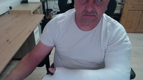 Snapshot of yoschi1976 chatting on 10-26-25, 08:31 yoschi1976 online show from 10-26-25, 08:31