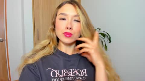 Snapshot of your_little_ chatting on 01-22-25, 01:11 your_little_ online show from 01-22-25, 01:11