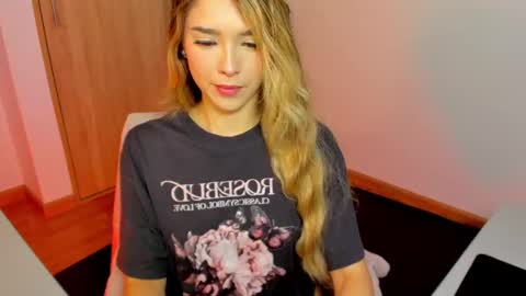 Snapshot of your_little_ chatting on 02-17-25, 10:29 your_little_ online show from 02-17-25, 10:29