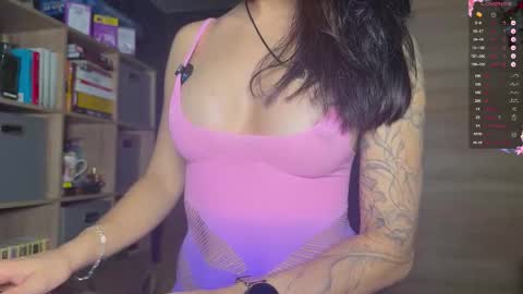 Mia online show from 11-08-25, 02:28