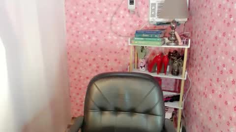 Snapshot of yourfavoratequinn chatting on 12-18-25, 07:25 Quinn online show from 12-18-25, 07:25