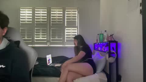 yourmila1 online show from 02-25-26, 09:46